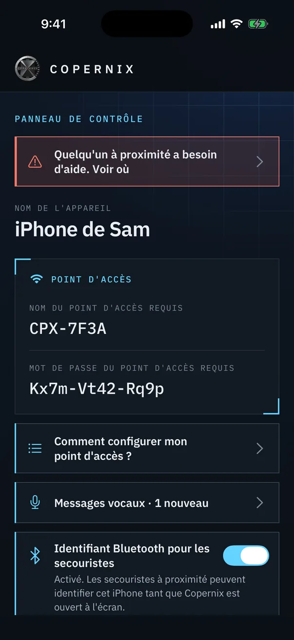 L’écran principal de l’application Copernix : une bannière indiquant que quelqu’un à proximité a besoin d’aide, le nom de l’appareil, le nom et le mot de passe du point d’accès, et les boutons du guide de configuration et des messages vocaux