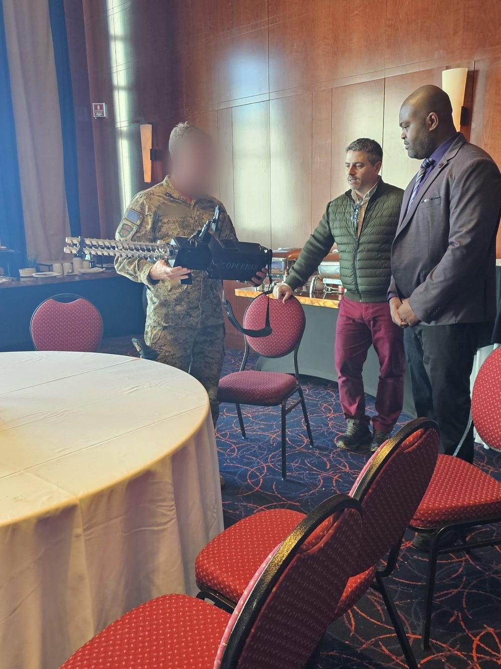 Un soldat examine un Liberandum lors d’une démonstration