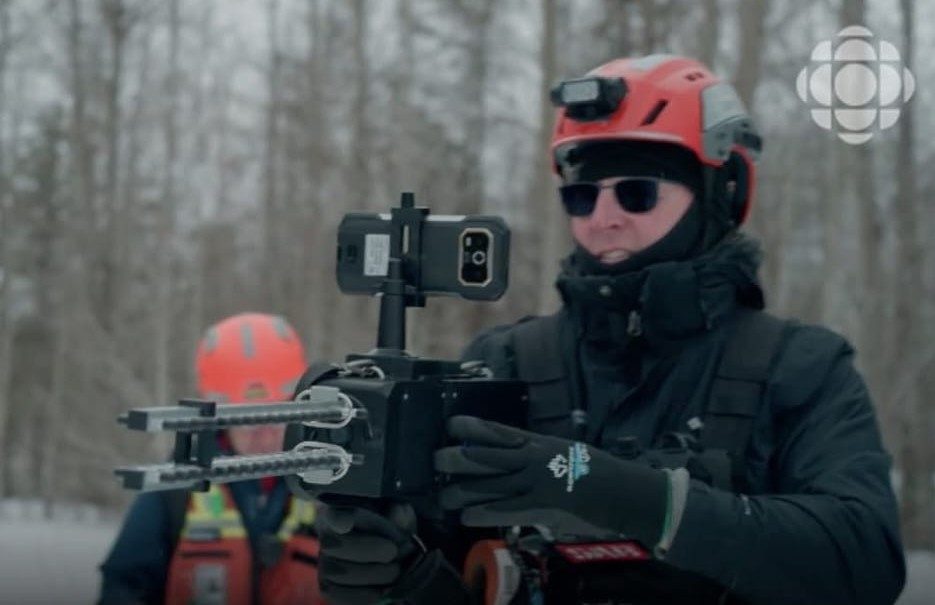 Un opérateur pointe un Liberandum lors d’un reportage télévisé