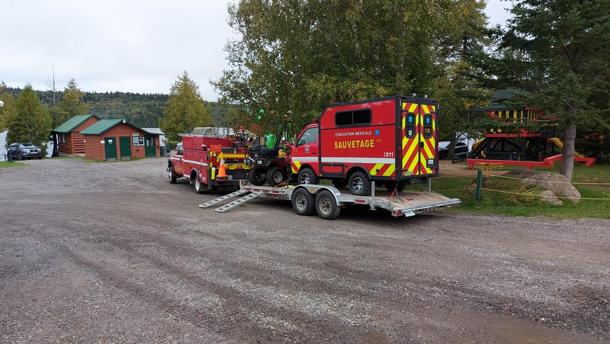 Camion de sauvetage et véhicule côte à côte d’évacuation médicale sur une remorque